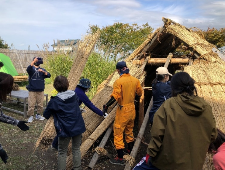 縄文竪穴風住宅設営作業の様子